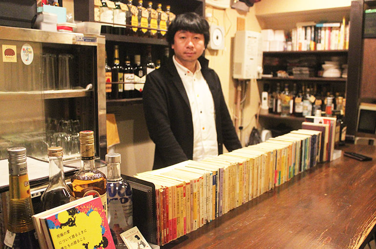 日本一敷居の低い文壇バー「月に吠える」のカウンターは書棚？