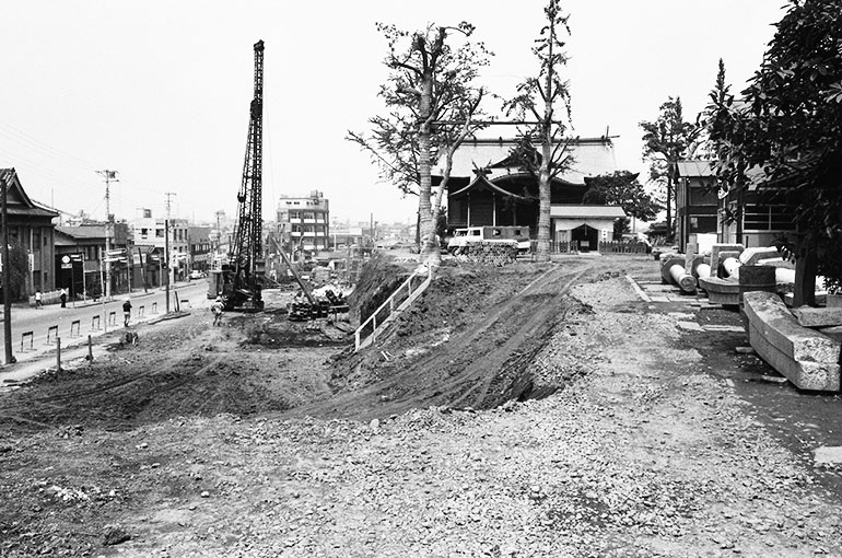 昭和42年、道路整備工事が行われる熊野神社周辺。